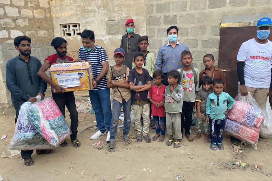 Picture of Deen Trust volunteers and Sharjeel Akhtar, distributing blankets to poor children residing in interior Sindh, Pakistan.